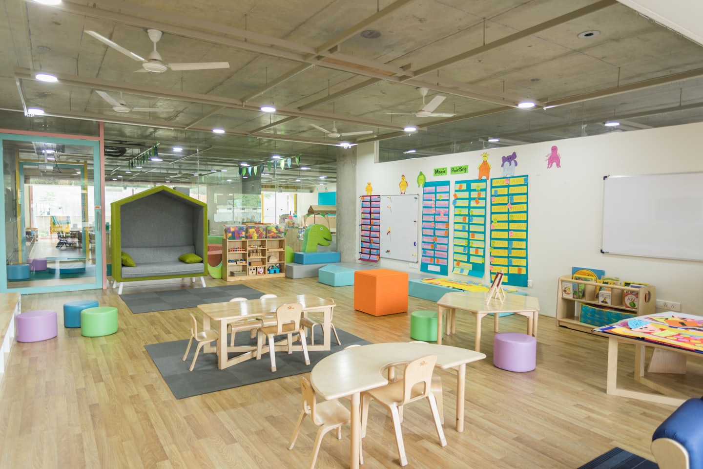 Sala giochi per bambini con mobili moderni e esposizioni educative.